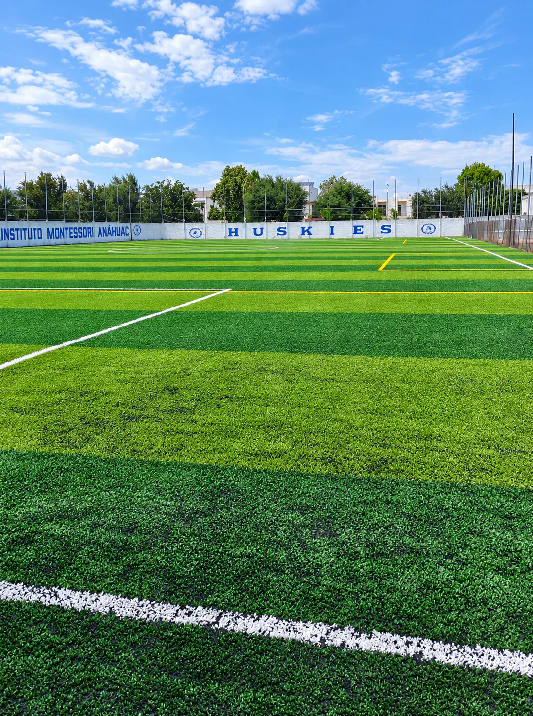 Cancha deportiva terminada con pasto sintético