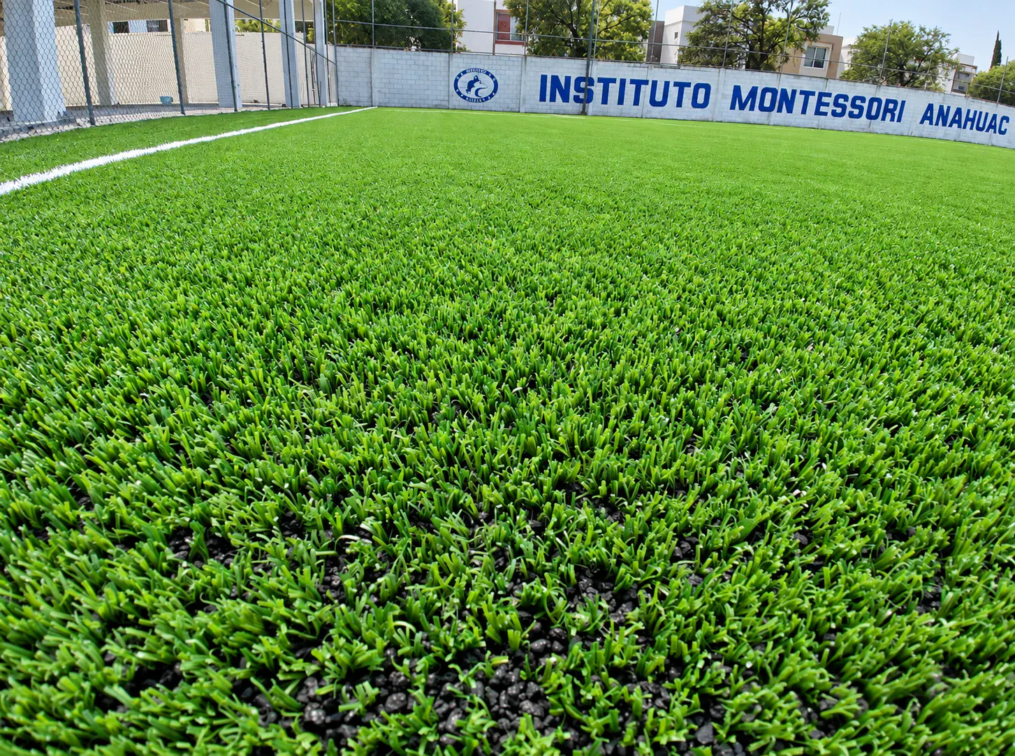 Detalle del acabado de una cancha de pasto sintético