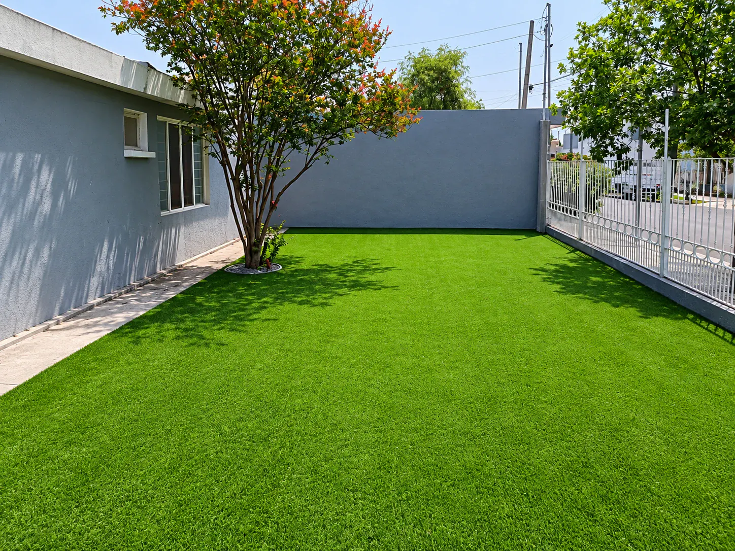 Jardín familiar terminado con pasto sintético