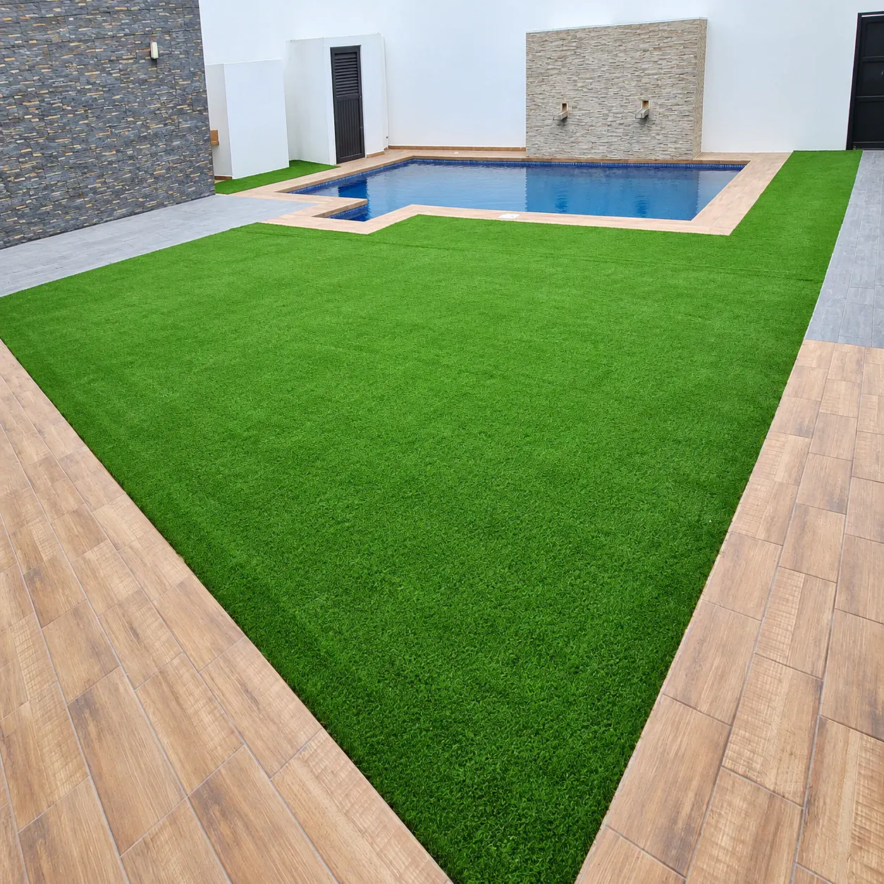 Terraza residencial decorada con pasto sintético